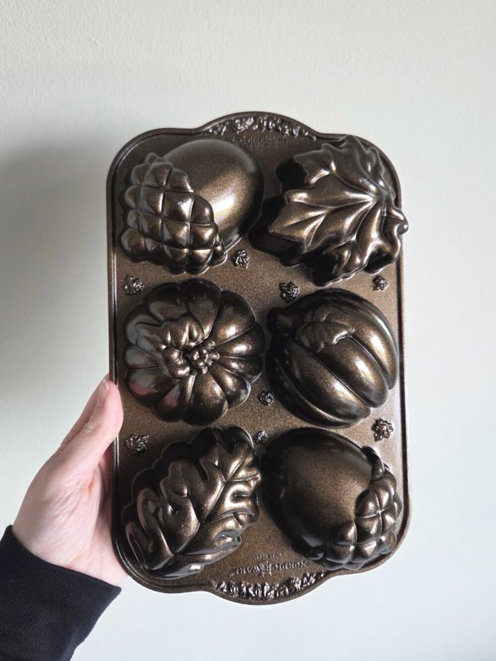 Nordic Ware Autumn Treats Pan - Picture 7 of 7